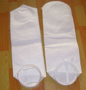 選擇和購買氣體過濾器應(yīng)該關(guān)注哪些指標(biāo)。過濾袋所有原料均是本白色，未經(jīng)任何特別漂染處理，完全符合環(huán)保標(biāo)準(zhǔn)，更由于針刺氈的三維過濾層，使得液體流過過濾袋時(shí)，顆粒會(huì)由于深層過濾機(jī)理滯留于液體過濾袋的內(nèi)壁表面及深層，對(duì)固體或膠體顆粒具有高捕集效率 針刺氈過濾袋 是指袋式除塵器中配套的布袋，有除塵布制成。在火力發(fā)電，鋼鐵，以及水泥行業(yè)的生產(chǎn)過程中，會(huì)產(chǎn)生大量的灰塵，從而造成對(duì)大氣的嚴(yán)重污染，所以，國家對(duì)這類企業(yè)的大氣排放制定了嚴(yán)格的要求，而袋式除塵是廣泛使用的一種理想除塵方式，除塵袋（除塵濾袋）被稱為袋式除塵器的心臟，對(duì)于除塵效果起到非常重要的作用針刺氈過濾袋塑料環(huán)全熱溶焊接濾袋除同樣具有上述特征以外，濾袋的底部、側(cè)面及領(lǐng)環(huán)連接的方法都以熱溶方法焊接。傳統(tǒng)線縫濾袋由于針孔、材質(zhì)不均勻所產(chǎn)生的旁漏問題，纖維脫落問題等都被此種全熱熔焊接的濾袋解決，適用于更高要求的行業(yè)使用 